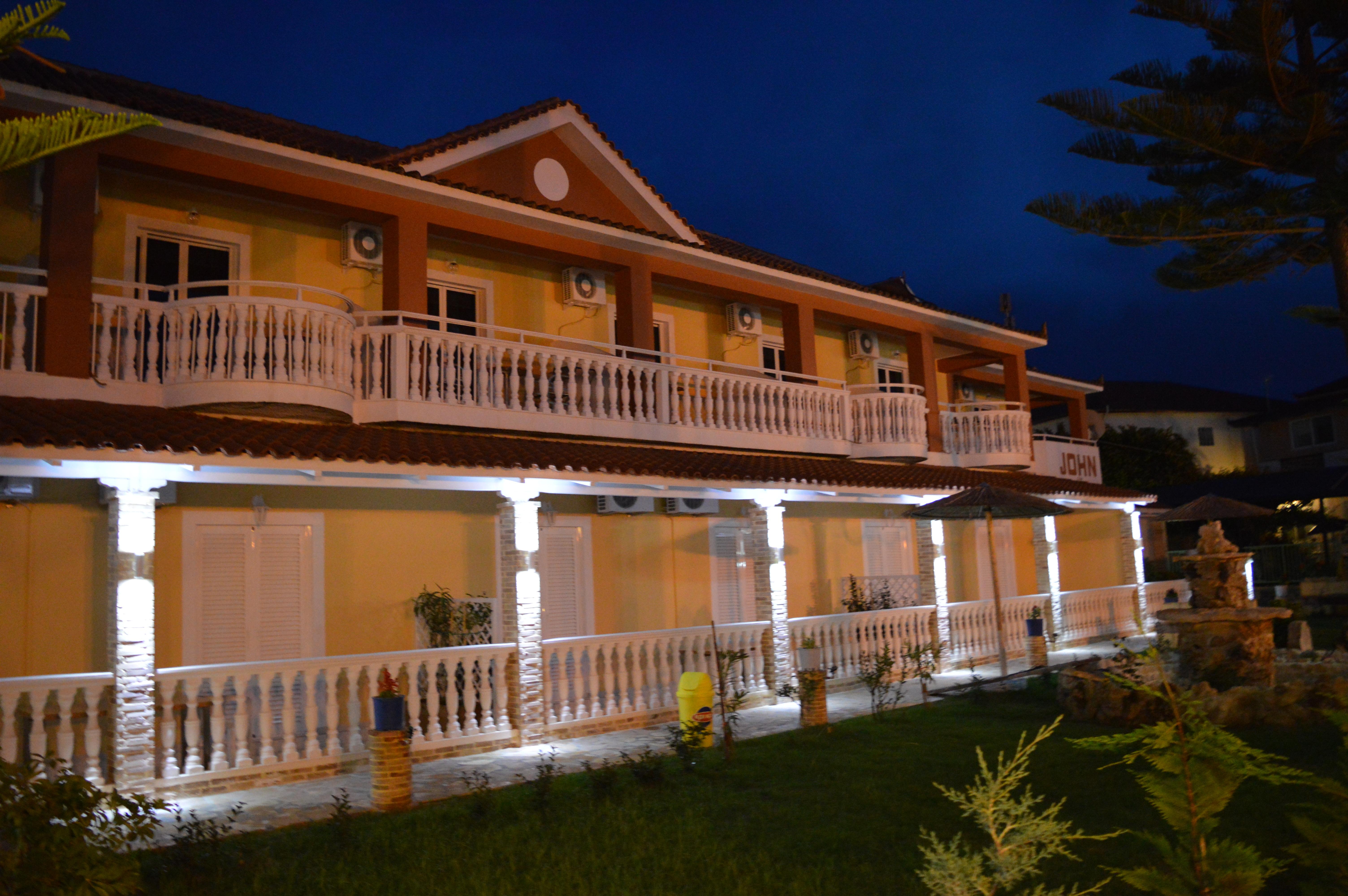 Tom & John Center Aparthotel Τσιλιβί Εξωτερικό φωτογραφία